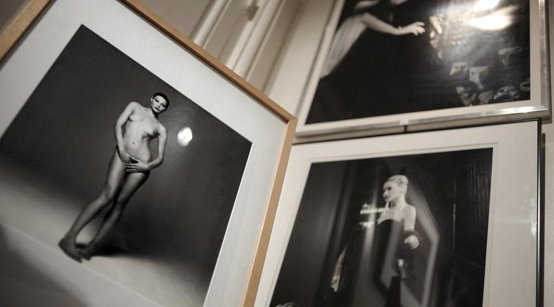 Fotografie Carly Bruni-Sarkozy (vlevo) od francouzského fotografa Michela Comta z doby, kdy byla supermodelkou