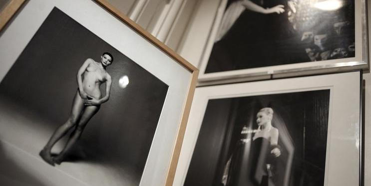 Fotografie Carly Bruni-Sarkozy (vlevo) od francouzského fotografa Michela Comta z doby, kdy byla supermodelkou