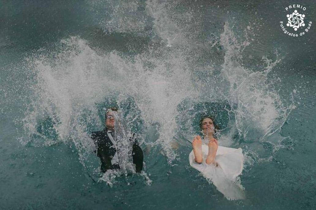 Zapomeňte na první tanec – tihle dva se rovnou vrhli do prvního ponoru