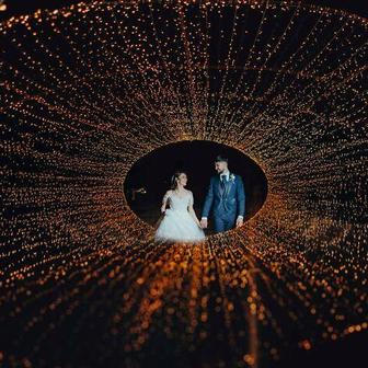 Obklopeni galaxií světel, kráčejí ruku v ruce do věčnosti