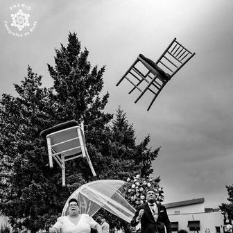 Když začnou létat židle, víte, že je to legendární svatba