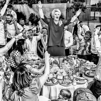 Babička právě proměnila svatbu v rockový koncert