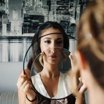 Zrcadlo, zrcadlo v mé ruce, prosím, neprozrazuj mou svatební nervozitu