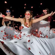 Konfety, sluneční brýle a naprostý chaos: Svatební cíle splněny