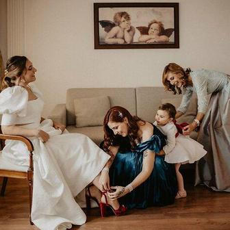 Družičky, podpatky a dítě s vlastními plány