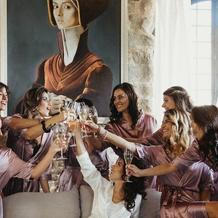 Sesterstvo, smích a přípitek na nevěstu – renesance radosti