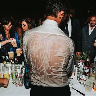 Propocené košile, silné koktejly – opravdová svatební sada na přežití