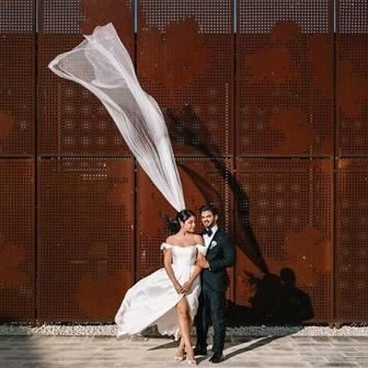 Ten závoj má lepší taneční pohyby než většina hostů