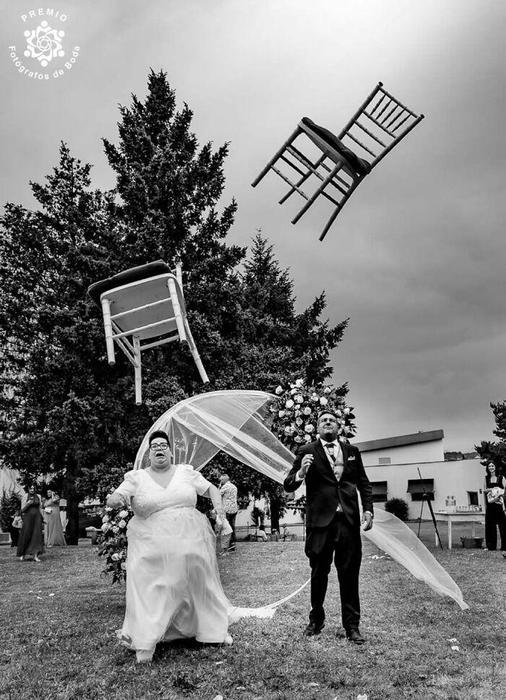 Když začnou létat židle, víte, že je to legendární svatba
