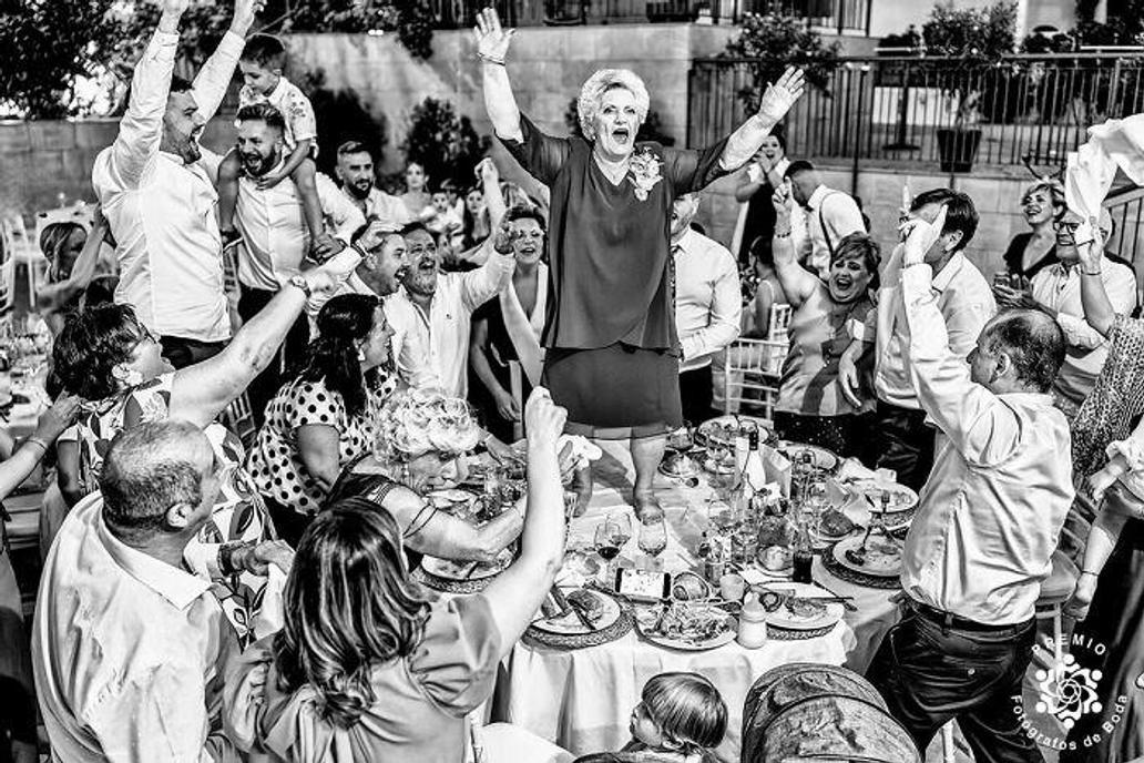 Babička právě proměnila svatbu v rockový koncert