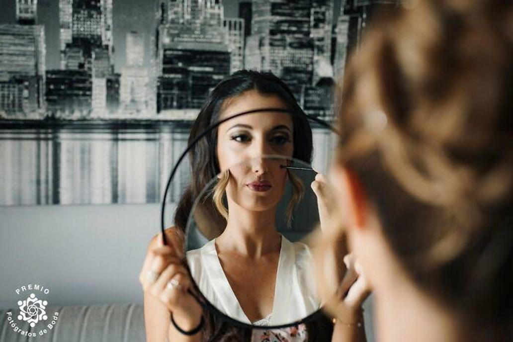 Zrcadlo, zrcadlo v mé ruce, prosím, neprozrazuj mou svatební nervozitu