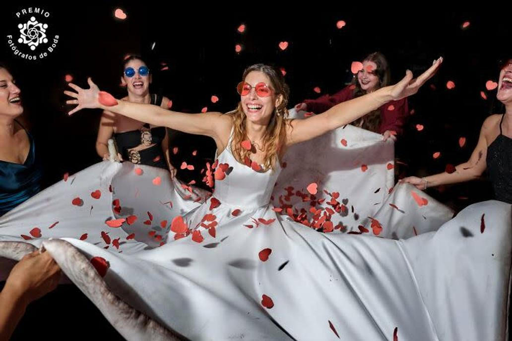 Konfety, sluneční brýle a naprostý chaos: Svatební cíle splněny