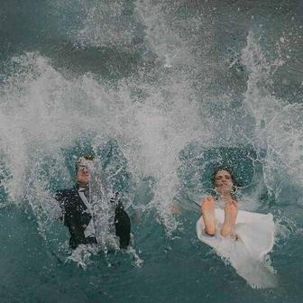 Zapomeňte na první tanec – tihle dva se rovnou vrhli do prvního ponoru