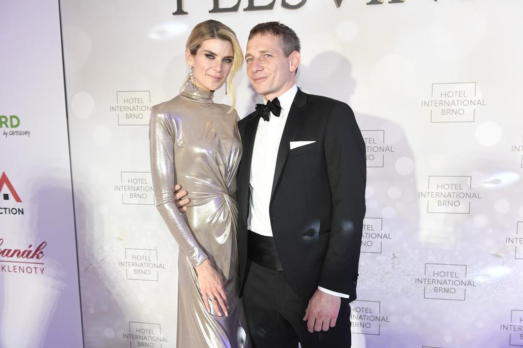 Iveta Lutovská s přítelem Vojtou, PLES V INTRU 2025, Hotel International Brno, 22. 2. 2025 Iveta Lutovská s přítelem Vojtou, PLES V INTRU 2025, Hotel International Brno, 22. 2. 2025