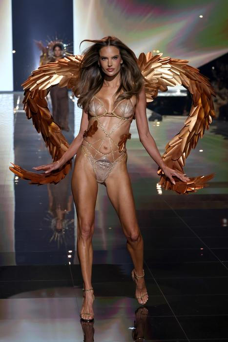Victoria's Secret Fashion Show 2025 - Runway