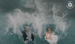 Zapomeňte na první tanec – tihle dva se rovnou vrhli do prvního ponoru