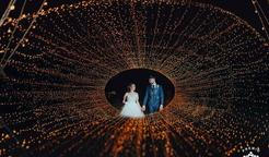 Obklopeni galaxií světel, kráčejí ruku v ruce do věčnosti