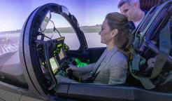 Princezna Kate v kokpitu za kniplem stíhačky Typhoon