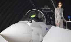 Princezna Kate v kokpitu za kniplem stíhačky Typhoon