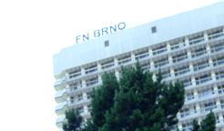 Na procházce venku v areálu nemocnice.