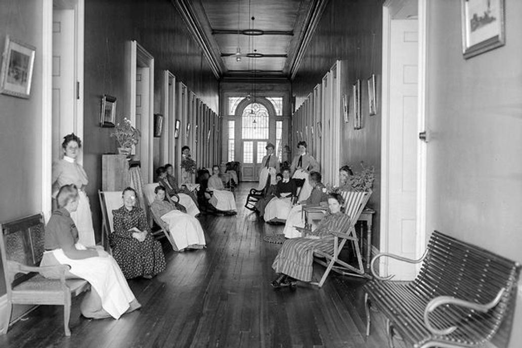 St. Louis City Insane Asylum women’s corridor, 1904 | City of St. Louis Water Department, Wikimedia Commons | Public domain