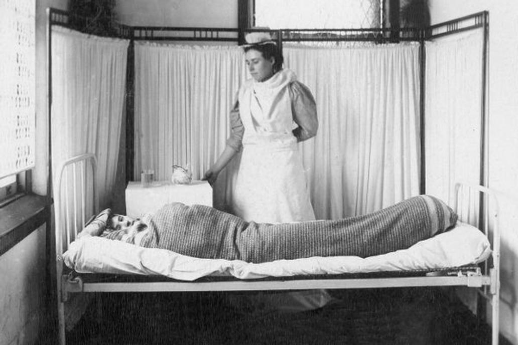 'Wrapping' treatment method in a psychiatric hospital in the USA, 1904
Treatment of a 'mental patient' according to a new method of the time, the patient is tightly wrapped in covers in order to limit his movements.
