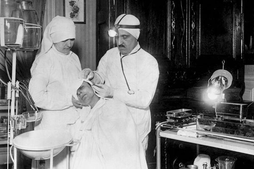 1927
Plastic surgery. The doctor Bouchon anaesthetizing the part to incise. Paris, 1927. BOY 15845,Image: 67974103, License: Rights-managed, Restrictions: Prior permission required for all advertizing & promotional use or use on consumer goods & derivative products., Model Release: no, Credit line: Profimedia