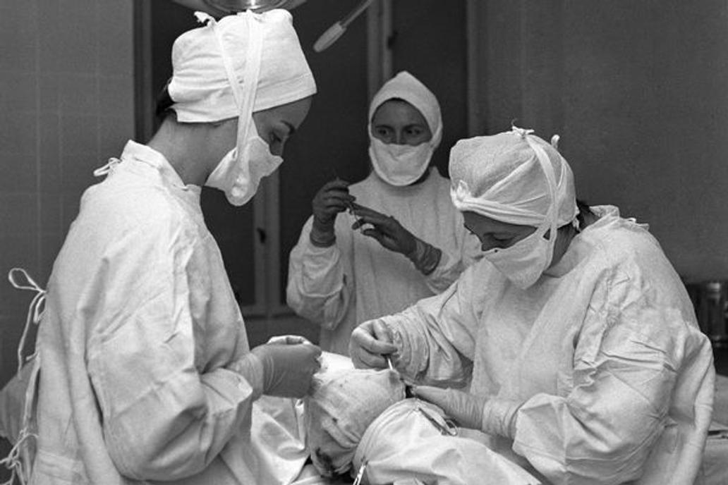 1961
*dobový text * V Praze na Jungmannově náměstí je sídlo Ústavu kosmetiky hl.m.Prahy. Je to zdravotnické zařízení,součást Krajského ústavu národního zdraví,kde 6 lékařů-dermatologů,chirurga a 30 odborně zdravotně školených sester,pečuje o zdravý vzhled pracujících. Na sn. MUDr.Boženy Rypáčková provádí operaci obličeje v oddělení plastické chirurgie.,Image: 670294019, License: Rights-managed, Restrictions: , Model Release: no, Credit line: ČTK / Dezort Jovan