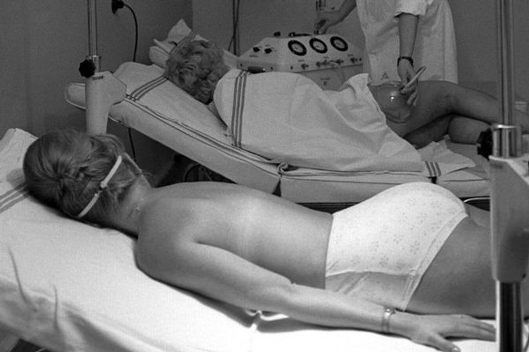 1961
*dobový text * V Praze na Jungmannově náměstí je sídlo Ústavu kosmetiky hl.m.Prahy. Je to zdravotnické zařízení,součást Krajského ústavu národního zdraví,kde 6 lékařů-dermatologů,chirurga a 30 odborně zdravotně školených sester,pečuje o zdravý vzhled pracujících.Na sn. Speciální přístroje pomáhají při léčbě nadměrné váhy a kosmetických vad.,Image: 670293893, License: Rights-managed, Restrictions: , Model Release: no, Credit line: ČTK / Dezort Jovan