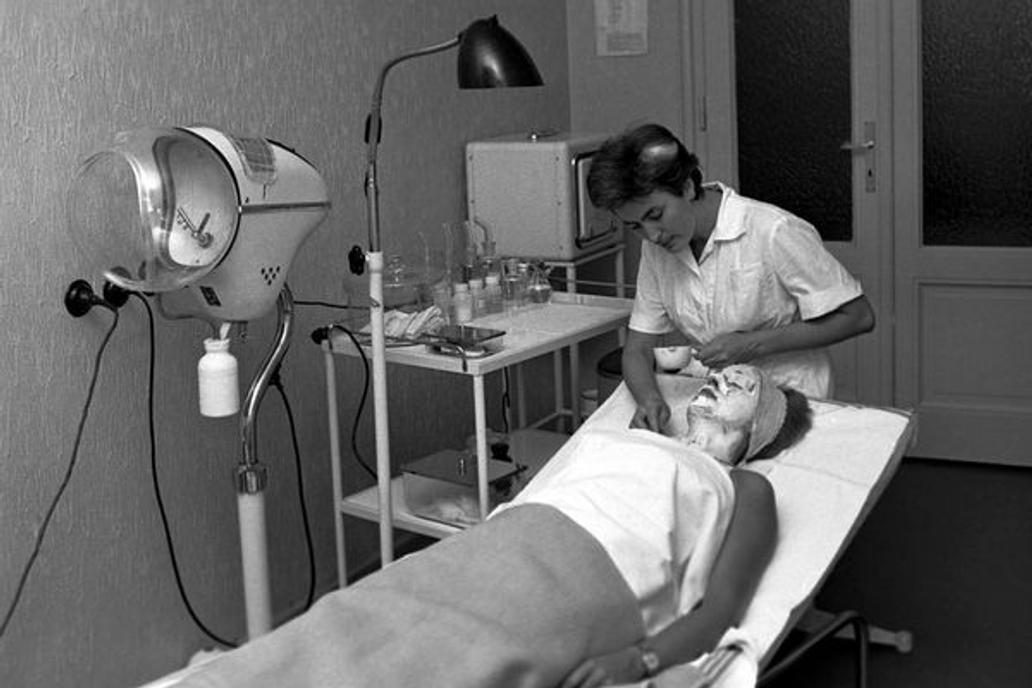 1961
*dobový text * V Praze na Jungmannově náměstí je sídlo Ústavu kosmetiky hl.m.Prahy. Je to zdravotnické zařízení,součást Krajského ústavu národního zdraví,kde 6 lékařů-dermatologů,chirurga a 30 odborně zdravotně školených sester,pečuje o zdravý vzhled pracujících. Na sn Kosmetička Alena Kovářová odborně ošetřuje pleť obličeje a krku.,Image: 670294020, License: Rights-managed, Restrictions: , Model Release: no, Credit line: ČTK / Dezort Jovan