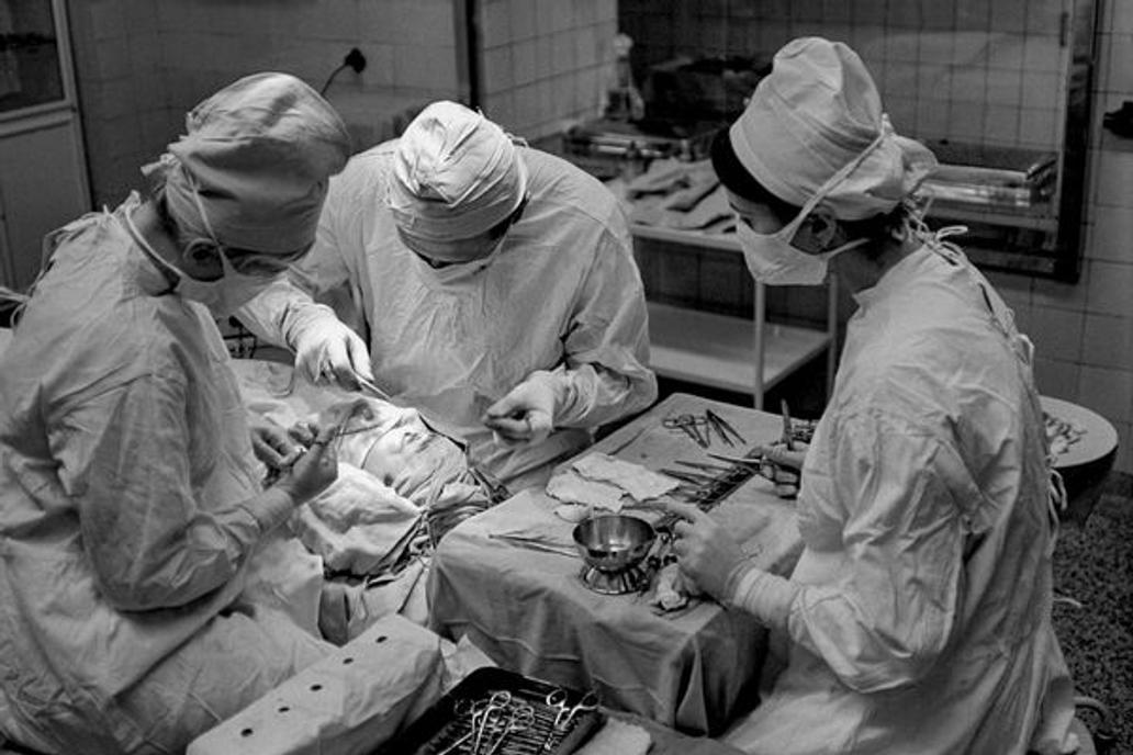 1966
Jeden z pěti speciálních ústavů pro plastickou chirurgii v ČSSR je při nové nemocnici v Třinci. Vznikl z iniciativy vedoucího pracovníka čs. plastické chirurgie prof. MUDr. Václava Karfíka, DrSc., přednosty pražské kliniky. Primář oddělení plastické chirurgie v Třinci MUDr. Richard Kluzák operuje za asistence Jindry Hyklové a Wandy Zajoncové poúrazovou deformaci dolního víčka oka,Image: 670584756, License: Rights-managed, Restrictions: , Model Release: no, Credit line: ČTK / Švorčík Věněk