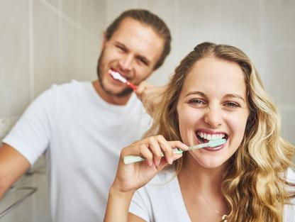 čištění zubů, žena