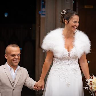 V lednu loňského roku sdíleli snímky, na nichž herec požádal svou tehdy 34letou partnerku o ruku.