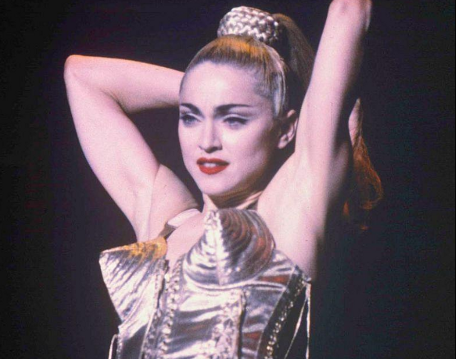 Špičatá prsa symbolizovala ženskou moc a vzdor vůči kritikům. Madonna je předvedla před 30 lety