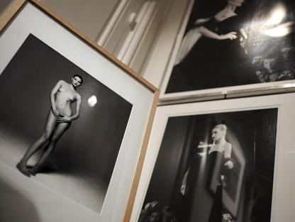 Fotografie Carly Bruni-Sarkozy (vlevo) od francouzského fotografa Michela Comta z doby, kdy byla supermodelkou