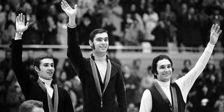 Na stupních vítězů zleva Sergej Četveruchin (SSSR, stříbrná medaile), olympijský vítěz Ondrej Nepela a Patrick Pera z Francie (bronzová medaile).