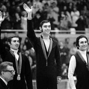 Na stupních vítězů zleva Sergej Četveruchin (SSSR, stříbrná medaile), olympijský vítěz Ondrej Nepela a Patrick Pera z Francie (bronzová medaile).