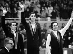 Na stupních vítězů zleva Sergej Četveruchin (SSSR, stříbrná medaile), olympijský vítěz Ondrej Nepela a Patrick Pera z Francie (bronzová medaile).