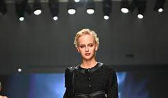 Salma Hájek jako modelka na módní přehlídce Osmanyho Laffity.