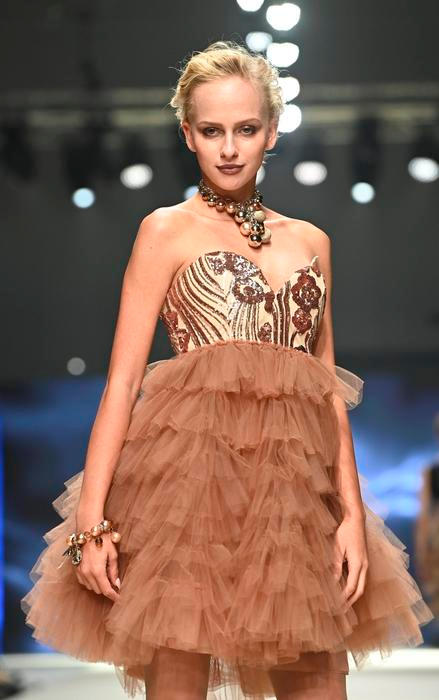 Salma Hájek jako modelka na módní přehlídce Osmanyho Laffity.