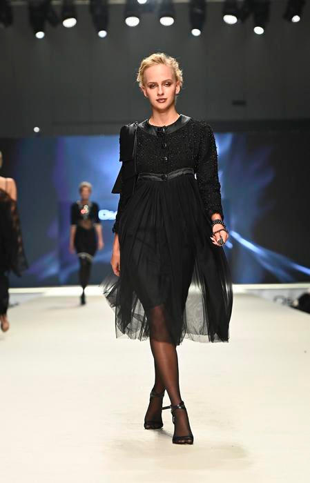 Salma Hájek jako modelka na módní přehlídce Osmanyho Laffity.