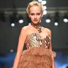 Salma Hájek jako modelka na módní přehlídce Osmanyho Laffity.