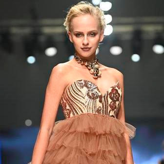 Salma Hájek jako modelka na módní přehlídce Osmanyho Laffity.