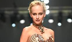 Salma Hájek jako modelka na módní přehlídce Osmanyho Laffity.