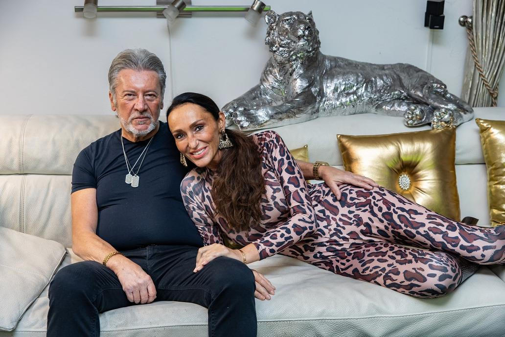 Středobodem obývacího pokoje je neuvěřitelně pohodlná sedací souprava.