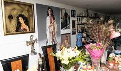 Na stěnách visí portréty paní domu, Sisy Sklovské.