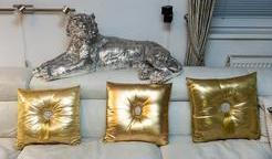 Manželé patří k milovníkům luxusu, vše se musí lesknout nebo třpytit.