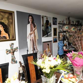 Na stěnách visí portréty paní domu, Sisy Sklovské.