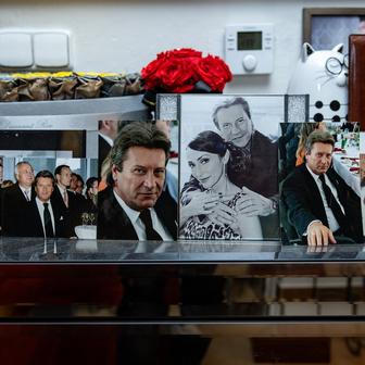 Přirozenou součástí interiéru jsou rodinné fotografie.