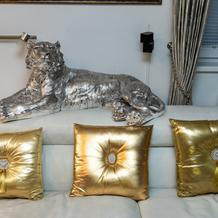 Manželé patří k milovníkům luxusu, vše se musí lesknout nebo třpytit.